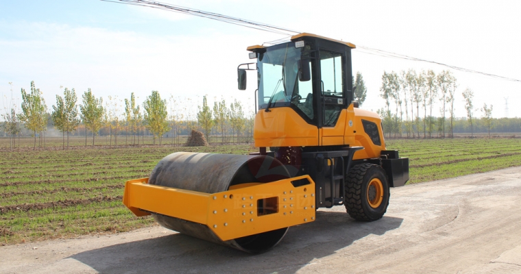 驾驶式压路机“；；；；；て琳稀薄寰部刂葡低